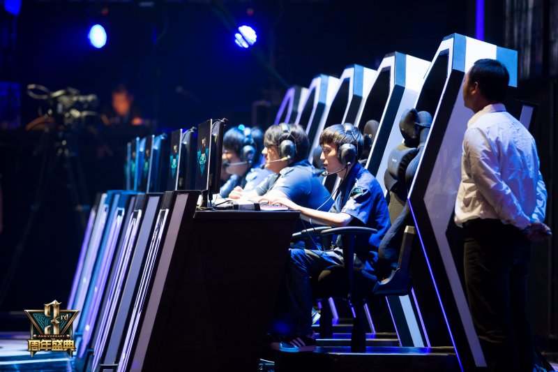 赌场建筑学：为什么赌桌的排列总是让你像在走迷宫？（赌场空间设计：赌桌布局为何让人仿佛置身迷宫？）