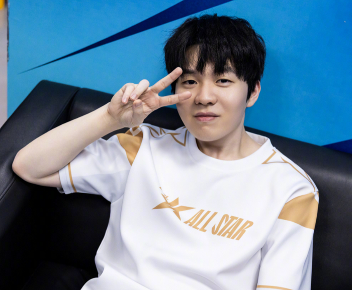 在今日对战RNG的第一局比赛中，在大龙团战敌方先手发难寒冰射出大招击中Beichuan