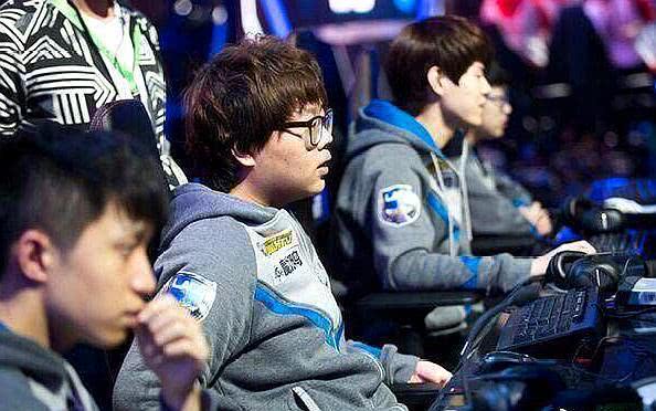 扑克高手如何调整策略（扑克高手的策略调整之道）